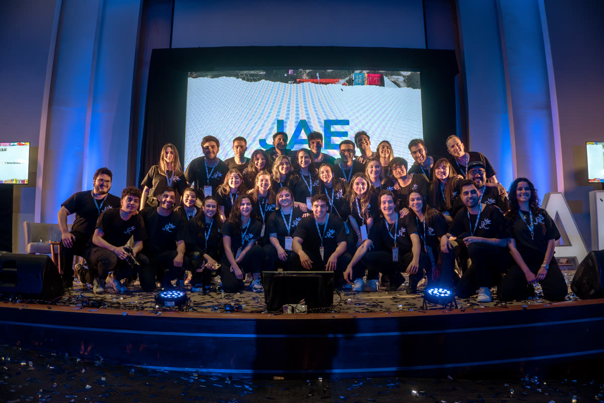 El equipo de JAE sobre el escenario al cierre de la Jornada 2023