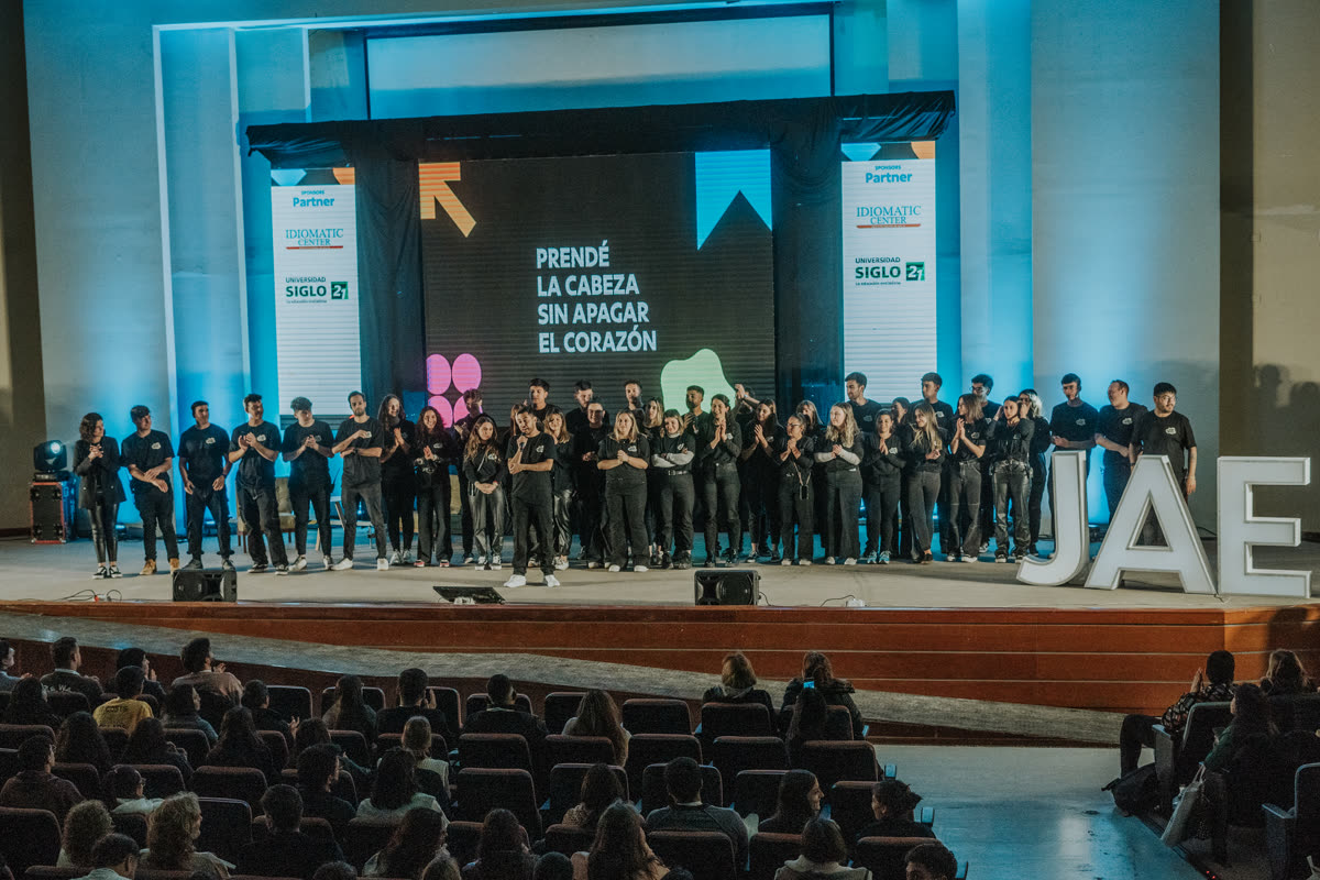 El equipo de JAE sobre el escenario de la Jornada 2024, con el lema de la edición en pantalla