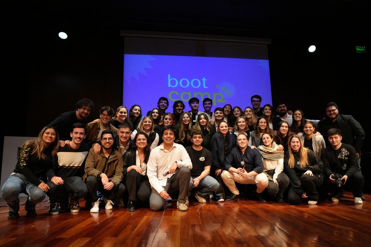 Los bootcampers de la edición 2025 sobre el escenario