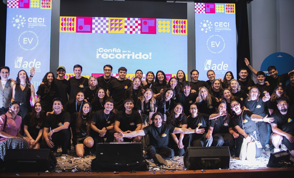 El equipo de JAE sobre el escenario al cierre de una Jornada